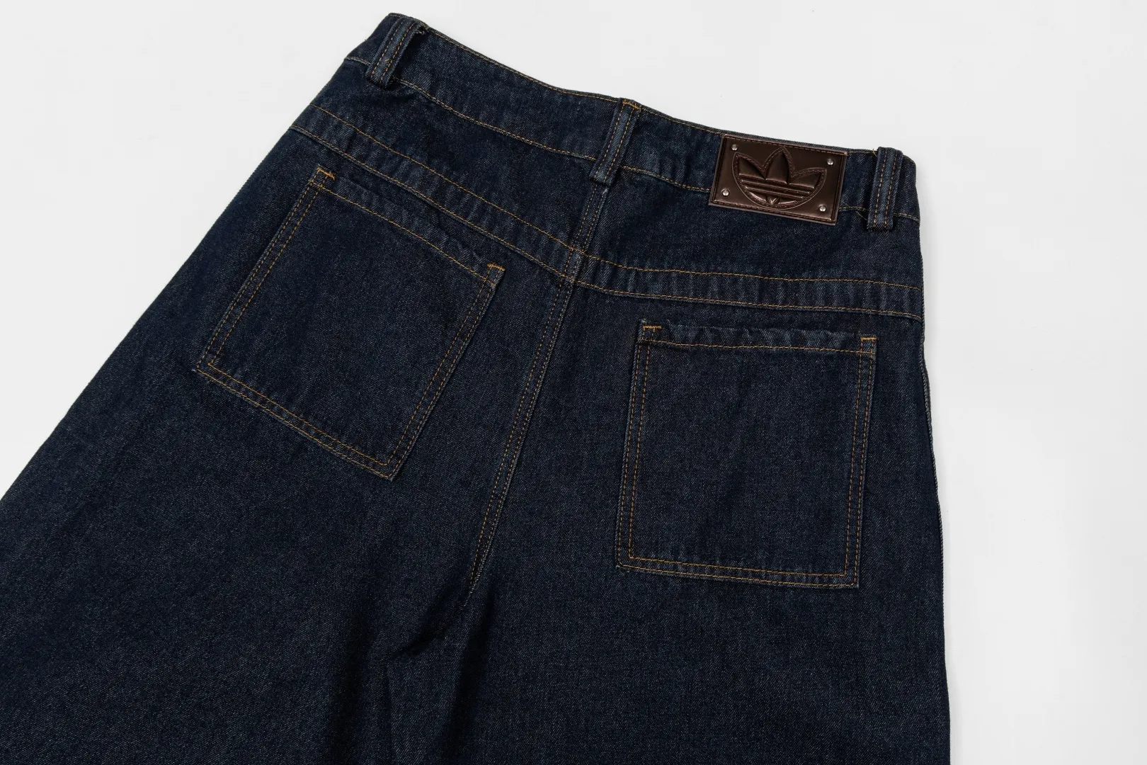 Adidas Clover Valentine's Day limited casual pure cotton denim loose sports scimitar pants 🖤Dark Blue washed jeans are stiff and durable, and the skull and love embroidery on the back are super recognizable✨ 👖The wide-leg pants have an amazing drape, and the high-waist design covers the flesh and straightens the legs, and the pear-shaped figure can be worn with eyes closed👍 💘The whole set is eye-catching when worn on a date, and the American retro atmosphere is full, and it is super sweet for couples🎀 Item No.: KT 6365 Color: Dark Blue Size: Xs-2XL